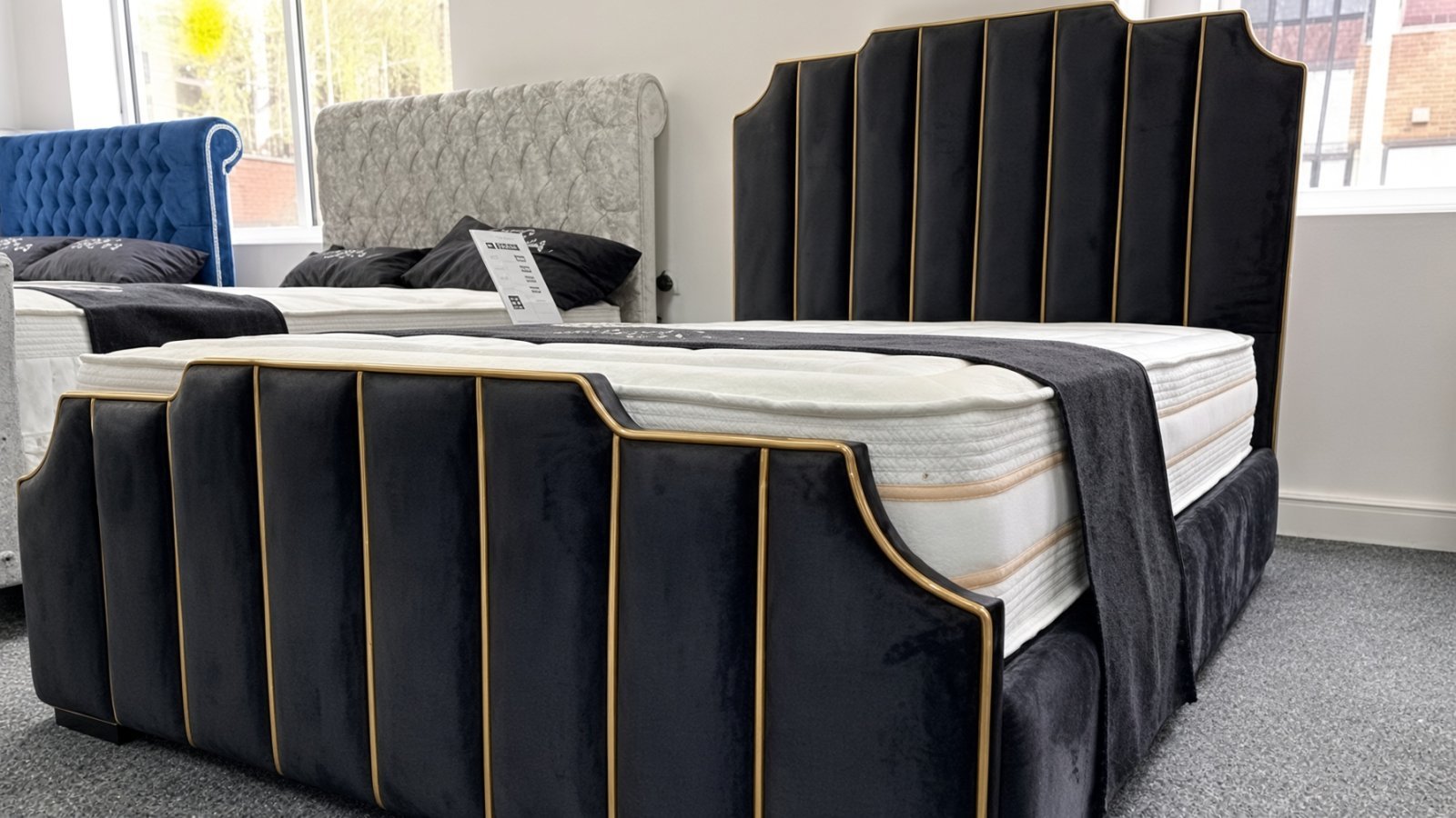 Shtrati Modern i Zi Velvet me Detaje Ari
